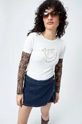 Short pollera de denim azul con efecto cruzado en el frente, silueta mini y tiro medio.
