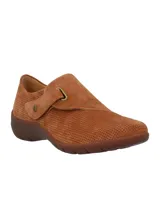Zapato marrón de cuero con empeine cerrado y ajuste de velcro.