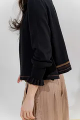Saco tejido azul marino con detalle en escote y puños a dos tonos. Tiene un fit acampanado y moderno, con un detalle en la espalda con cambio de punto y color. Confeccionado en hilado con algodón.