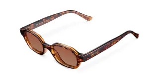 Lentes de sol unisex con montura ovalada de carey y lentes marrones polarizadas. Fabricados con materiales bio-based G850 y patillas de propionato de celulosa. Cuentan con protección UV400 y recubrimiento antiscratch y superhydrophobic.