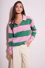 Sweater de algodón peinado a rayas horizontales rosas y verdes, con cuello polo y cierre parcial con botones.