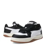 Championes Puma Park Luna de cuero sintético blanco con detalles en negro y suela de goma color caramelo.
