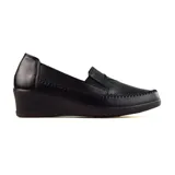 Zapato casual Korium Confort Juana color marrón, con capellada lisa, elástico en la parte superior y suela de goma.