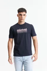 Remera blanca de algodón con cuello redondo y logo estampado en el pecho.