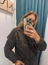 Conjunto de camisa y pantalón con estampado animal print en tonos marrones.