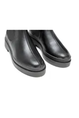 Botines Chelsea negros de cuero con suela de plataforma gruesa.