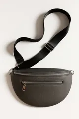 Riñonera negra con correa ajustable y dos bolsillos con cierre plateado.