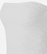 Vestido midi sin breteles confeccionado en encaje floral blanco. La prenda de escote recto viene justa hasta el cuadril donde comienzan los volados asimétricos.