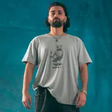 Remera gris con estampado de un castor musculoso con una bolsa de dinero en la mano.