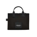 Bolso tote mediano Marc Jacobs modelo The Cargo Canvas, color negro, confeccionado en lona resistente con múltiples bolsillos externos, doble asa de mano y correa bandolera ajustable y extraíble.