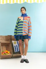 Sweater de algodón con cuello alto con cierre de cremallera y diseño a rayas horizontales multicolor.
