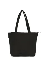 Bolso shopper color beige con diseño acolchado y pespuntes verticales. Tiene doble asa de hombro y cierre superior.