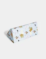 Estuche triangular plegable para anteojos, con cierre imantado y estampado de perros y gatos sobre fondo celeste.