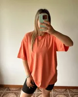 Remerón oversize de manga corta, color coral, confeccionado en algodón.