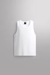 Musculosa blanca de entrenamiento, corte regular fit, confeccionada en tejido de algodón. Tiene cuello redondo amplio y sisa.