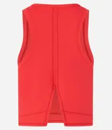 Musculosa deportiva roja de microfibra, sin estampa, con cuello redondo y encaje en la espalda.