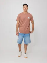 Remera amarilla de algodón con estampado del logo de la marca Rusty en el frente y en la espalda.