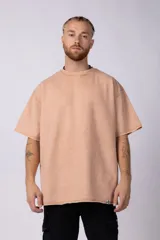 Remera marrón de algodón rústico con corte oversize, mangas cortas y costuras al corte.