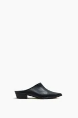 Zueco de cuero negro con punta fina y taco bajo.