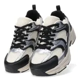 Championes urbanos Miss Carol modelo Misuri, color beige con detalles en blanco y negro, confeccionados en material sintético y textil.