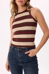 Musculosa de punto con rayas horizontales en tonos marrón, beige y rojo, de corte ajustado y cuello redondo.