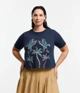 Remera cropped de algodón azul marino, con cuello redondo, mangas cortas y estampa delantera de guacamayas y cocoteros.