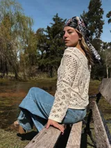 Sweater de hilo color crema con calados.