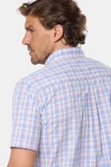 Camisa de manga corta con estampado a cuadros en tonos celeste, blanco y naranja.