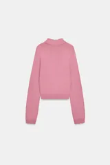 Polo de punto liso color azul marino, con cuello polo, manga larga y botones frontales.