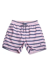 Short de baño azul con estampado de hojas y flores en blanco. Tiene cintura elástica con cordón ajustable, dos bolsillos laterales y uno trasero.