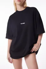 Remerón negro de algodón con cuello redondo y logo Blkmba estampado en el pecho.