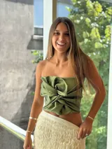 Top strapless color verde oliva, con drapeado estructurado y diseño de nudo frontal.