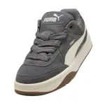 Championes Puma Lifestyle SK8 SD grises con detalles en blanco y suela marrón. Confeccionados en gamuza y tela, con logo de Puma en el lateral. Inspirados en el skateboarding.
