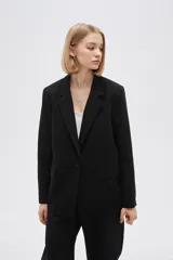Blazer blanco de viscosa, con cuello solapa, bolsillos frontales y cierre con botón.