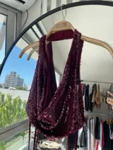 Top halter de fiesta color borgoña, con lentejuelas y tiras finas para atar en la espalda.