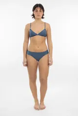 Top de bikini azul con corte triangular y tirantes finos.
