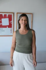 Musculosa de tejido de punto color verde militar, con cuello redondo y diseño de trenzas verticales.