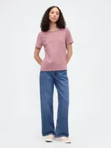 Remera de manga corta color blanco roto (off white) con cuello redondo y un pequeño bordado de un oso en el pecho.