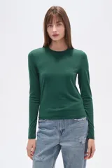 Remera negra de manga larga, corte ajustado y cuello redondo.