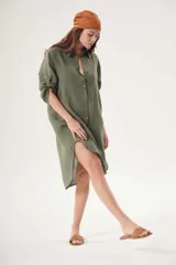 Vestido camisero blanco de lino, con cuello clásico, cierre frontal con botones y mangas 3/4 con trabillas.