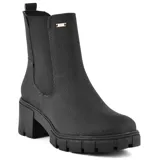 Bota Chelsea de cuero sintético negro con elástico lateral, caña baja y suela track con taco ancho.