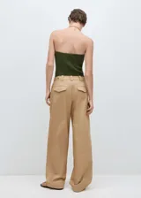 Pantalón de vestir color beige, de tiro medio, corte wide leg y pinzas delanteras.