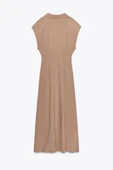 Vestido midi color beige con cuello solapa, escote en pico y manga corta. Cintura entallada con pliegues y cierre lateral con cremallera oculta.