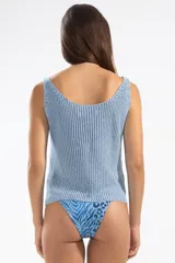 Musculosa celeste tejida en jersey con escote bote y detalle de logo en cobre.