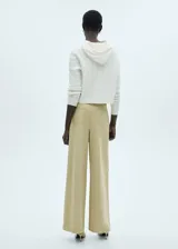 Jersey blanco de punto trenzado con capucha y cordones ajustables.