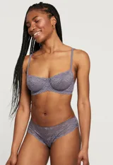 Soutien con aro, de encaje floral y micro tul color verde. Breteles fijos con largo regulable.