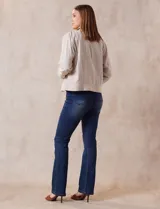 Campera de lino color beige, marca Dash, con abertura central y botones. Tiene bolsillos aplicados en la parte delantera.