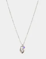 Cadena plateada con dije de candado en forma de corazón y llave con detalle de corazón lila.