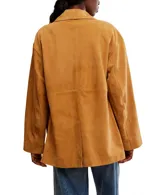 Campera color marrón de gamuza, con botones frontales, dos bolsillos de parche, abertura en la espalda y corte holgado.