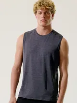 Musculosa deportiva gris con cuello redondo y sisas anchas.